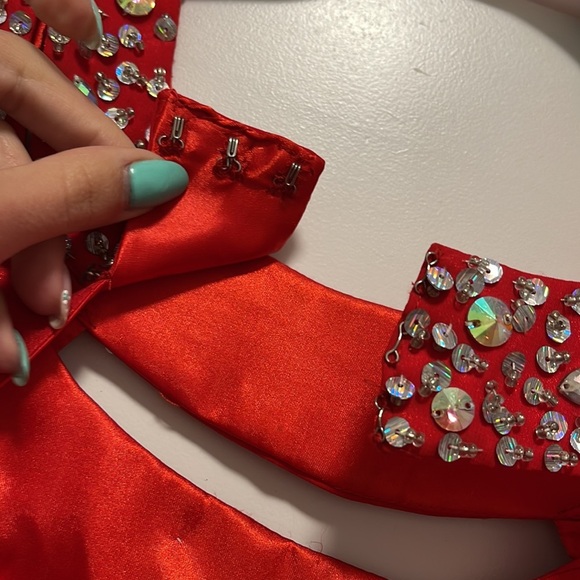 Red formal gown - Picture 5 of 6